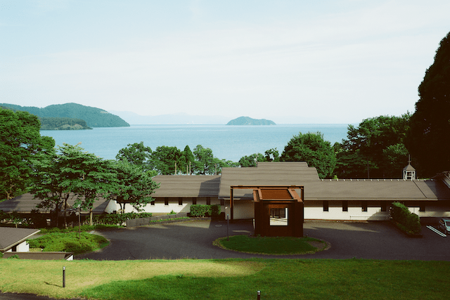 神秘的な奥琵琶湖のエルミタージュ 敷地面積4万坪の隠れ家オーベルジュホテルで過ごす