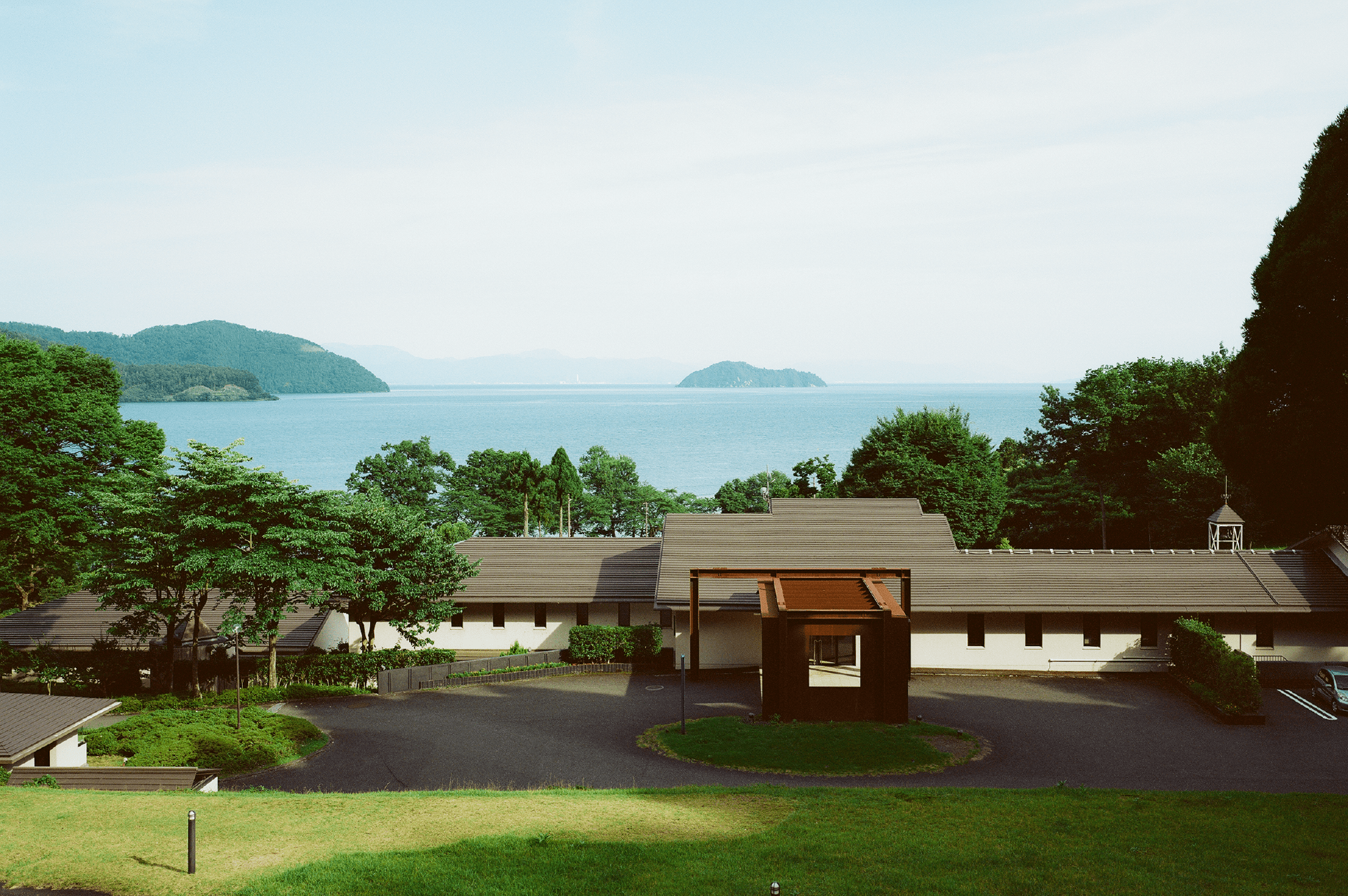 神秘的な奥琵琶湖のエルミタージュ 敷地面積4万坪の隠れ家オーベルジュホテルで過ごす